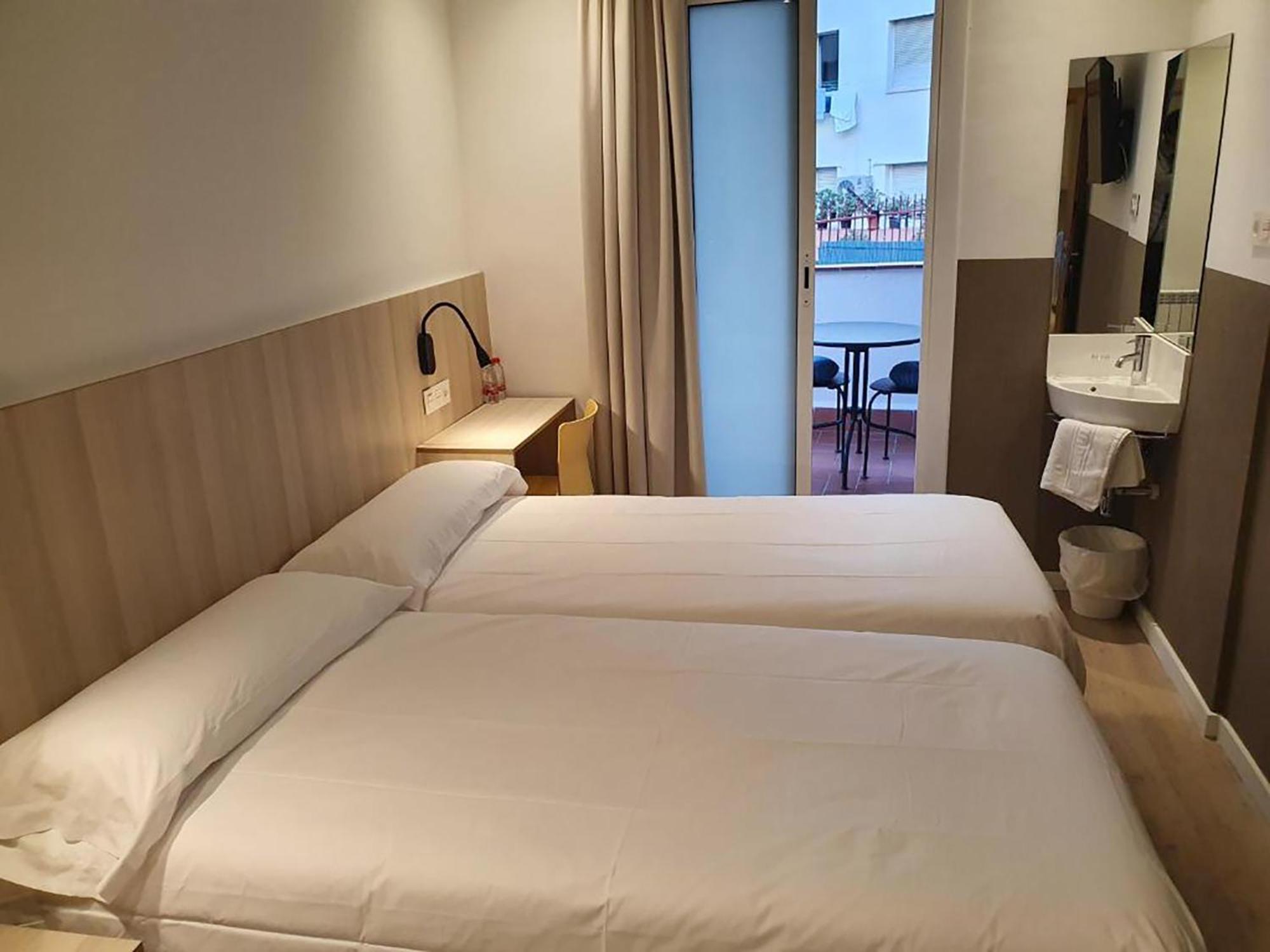 Hostal Bestprice Barcelona Stadium — Photos 1